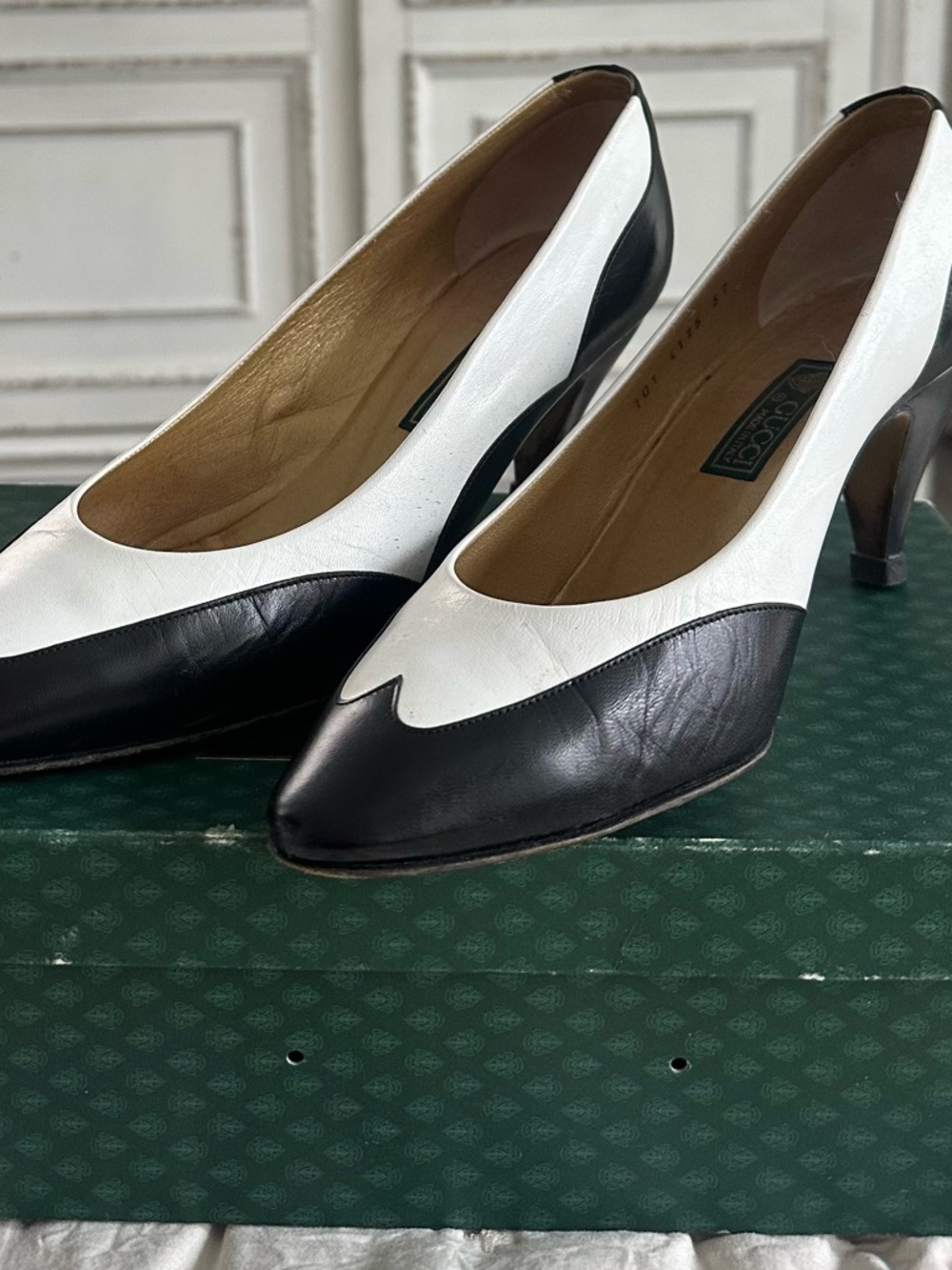 Gucci Navy and White Leather Two-Tone Pointed Kitten Heel - Picture 2 of 5